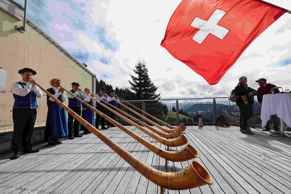 Alphornbläser-Gruppe mit Fahnenschwinger. (Foto: Andreas Buck)